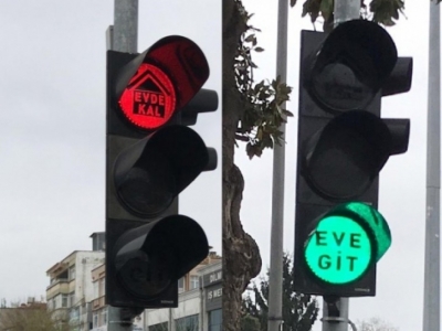 Trafik ışıklarıyla koronavirüse karşı "Evde kal" çağrısı