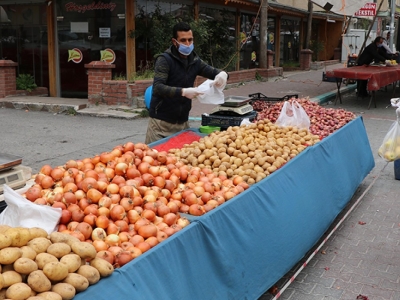Yaşlı vatandaşın alışverişini zabıta yaptı