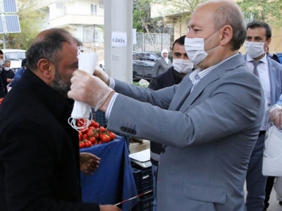 Pazar esnafına maske ve eldiven dağıtıldı
