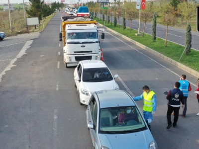 Şanlıurfa Valiliği, kentin girişinde maske dağıtıyor