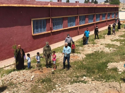 Çocuklar Tel Abyad'da fidan dikti