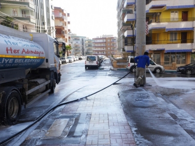 Haliliye’de cadde ve sokaklar köpüklü su ile yıkanıyor