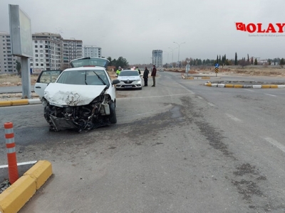 Karşı taraftan gelen süratli araç kazaya neden oldu