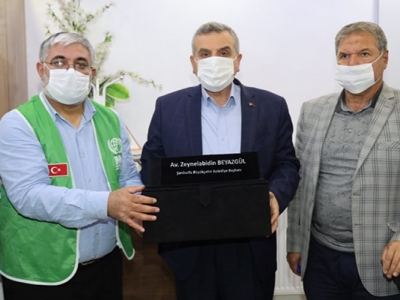 Maaşını Filistinlere  bağışladı