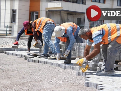 Mehmetçik’te yollar kilitli parkeyle döşeniyor
