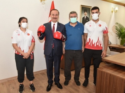 Vali Erin, Kick Boks Şampiyonlarını Ödüllendirdi