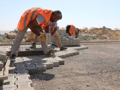 Seyrantepe’de yollar kilitli parkeyle döşeniyor