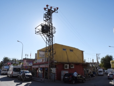 Hilvan’da DEDAŞ’a Ait Kaldırımdaki Elektrik Direği Tehlike Oluşturuyor