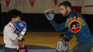 Karaköprü’de öğrencilere kickboks kursu veriliyor
