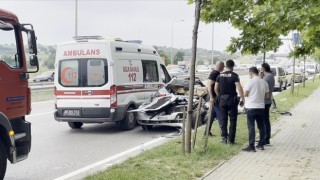 Beton mikseri otomobilin üstüne devrildi