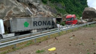 Artvin'de kara yolundaki tırların üzerine kaya düşmesi sonucu 1 kişi öldü