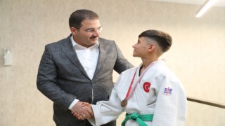 Canpolat Türkiye Şampiyonuna Madalyasını Takdim Etti