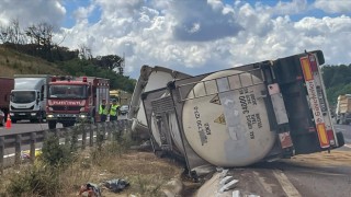 İstanbul'da kimyasal madde yüklü tanker devrildi