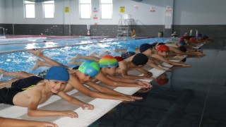 Karaköprü’de Çocuklar Yüzme Öğreniyor