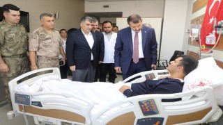 Urfa Valisi Ayhan yaralı askerleri ziyaret etti !