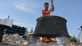 Urfa'da kazanlar pestil ve pekmez için kaynıyor