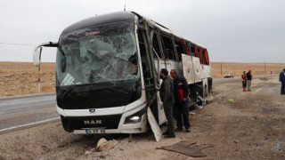 Göçmenleri taşıyan otobüs devrildi: Çok sayıda ölü ve yaralı var
