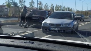 Otomobil beton bariyere çarptı!
