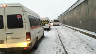 Şanlıurfa’da kardan dolayı onlarca araç yolda kaldı.