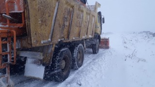 Şanlıurfa’da merkez ve kırsalda karla mücadele ediyor