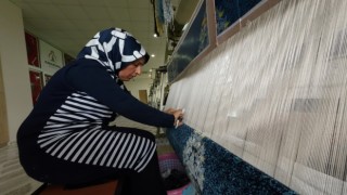 KARAMEK kurslarında kadınlar el emeği ürünler üretiyor