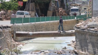 Şanlıurfa’da köprüsü yıkılan esnaf ve vatandaşın “tehlikeli çözümü”