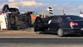 Şanlıurfa’daki kazada kamyonet yan yattı, çuvallar yere saçıldı