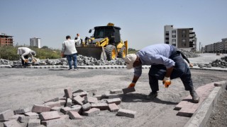 Siverek’te yerleşimin tamamlandığı sokaklar kilitli parke taşı ile döşeniyor