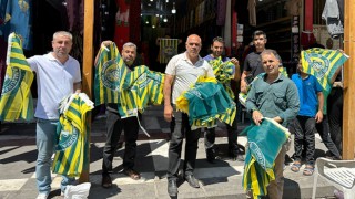 Büyükşehir Belediyesinden esnafa Şanlıurfaspor bayrağı