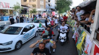 Şanlıurfaspor oyuncuları kazandıkları kupayla şehir turuna çıktılar