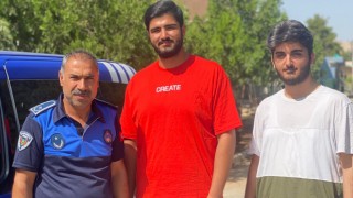 Sınava geçe kalan öğrencilerin yardımına zabıta yetişti
