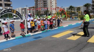 Trafik kurallarını hem öğreniyorlar hem eğleniyorlar