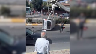 Urfa’da aydınlatma direğine çarpan araç yan yattı