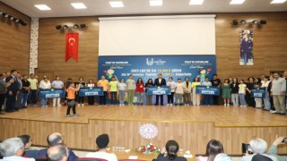 Vali Ayhan’dan LGS’de tam puan alan öğrencilere ödül
