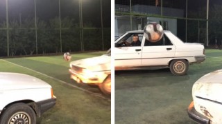 Halı Sahada Arabalarla Futbol Oynadılar