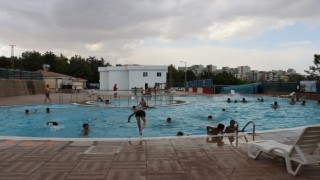 Eyyübiyeli gençler Büyükşehir’in havuzlarında serinliyor