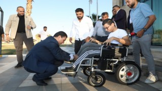 Harran Belediyesi engelli gence akülü tekerlekli sandalye hediye etti