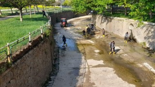 Büyükşehir’den derelerde periyodik temizlik ve ilaçlama çalışması