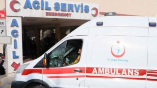 Hilvan-Siverek yolunda kamyon devrildi: 2 yaralı