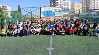BAŞKAN NİHAT ÇİFTÇİ’DEN FUTBOL TURNUVASINDAKİ ÇOCUKLARA DESTEK ZİYARETİ