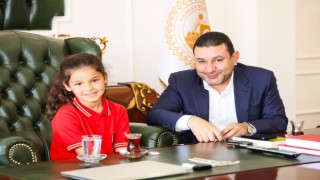 Başkan Mahmut Özyavuz, 23 Nisan’da Koltuğunu Minik Zeynep’e Devretti