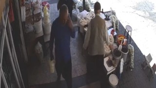 Şanlıurfa’da Esnafa Şok: Yaşlı Adam Dükkan Önünden Peynir Çaldı