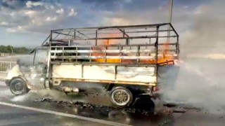 Birecik Köprüsü’nde Seyir Halindeki Kamyonet Alev Alev Yandı