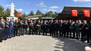 Şanlıurfa’da Cumhuriyet Bayramı Coşkusu Şehitlikte Başladı