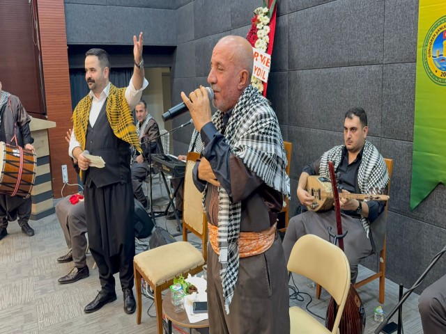 Harika bir parça; defalarca dinlemek isteyeceksiniz. Ben gidiyorum.